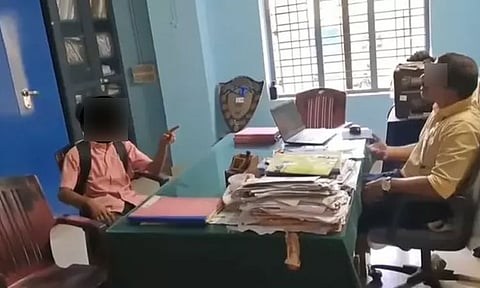 செல்போனுக்கு தடை; பள்ளி ஆசிரியருக்கு கொலை மிரட்டல் விடுத்த பிளஸ் 1 மாணவர்