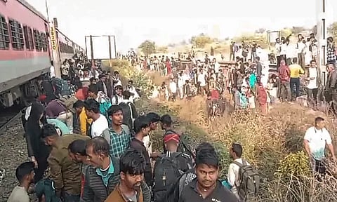 ரெயில் விபத்தில் சிக்கி ஒரே நேரத்தில் 13 பேர் உயிரிழந்த சோகம்: நிவாரணம் அறிவித்த அரசு