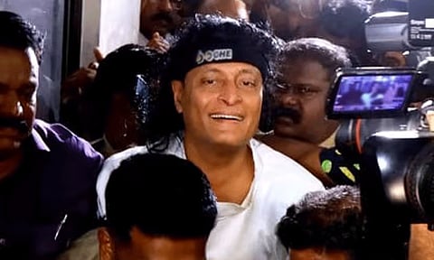 தொழில் அதிபருக்கு சிறையில் வி.ஐ.பி. வசதிகள்: டி.ஐ.ஜி. உள்பட 2 பேர் பணியிடை நீக்கம்