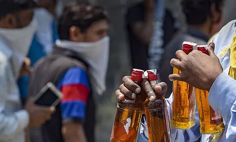 குடிபோதையில் காவல் நிலையத்தில் நடன நிகழ்ச்சியை கண்டு களித்த போலீசார் கைது