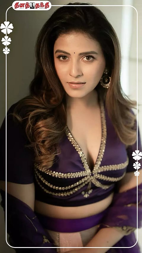 கத்தரிப்பூ கலவையில்.. நடிகை அஞ்சலியின் லேட்டஸ்ட் கிளிக்ஸ்..!