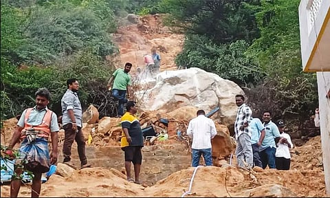 தி.மலையில் 3வது நாளாக 40 டன் எடை கொண்ட பாறையை அகற்றும் பணி தீவிரம்