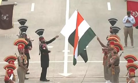 அட்டாரி - வாகா எல்லையில் கொடி இறக்கும் நிகழ்வு: திரளானோர் கண்டுகளிப்பு