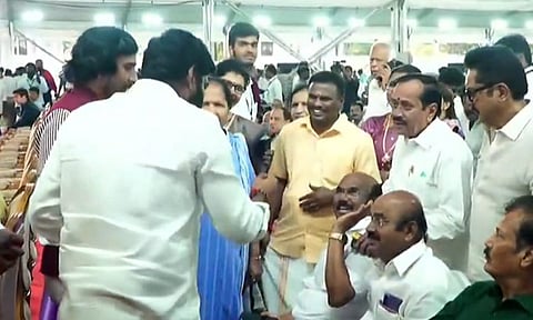 கவர்னரின் தேநீர் விருந்து: அ.தி.மு.க, பா.ஜ.க பங்கேற்பு