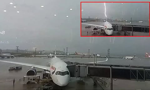 விமான வால் பகுதியை கடுமையாக தாக்கிய மின்னல்; வைரலான வீடியோ