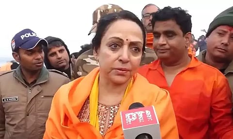 திரிவேணி சங்கமத்தில் நடிகை ஹேமமாலினி புனித நீராடல்