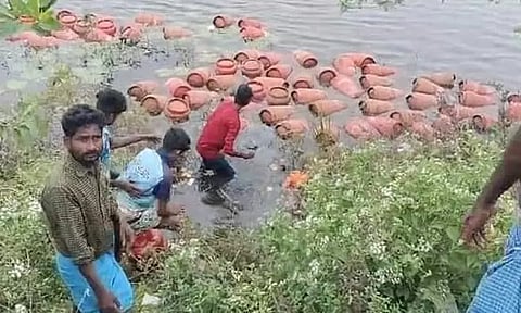 கட்டுப்பாட்டை இழந்து ஏரியில் கவிழ்ந்த லாரி.. தண்ணீரில் மிதக்கும் சிலிண்டர்கள்