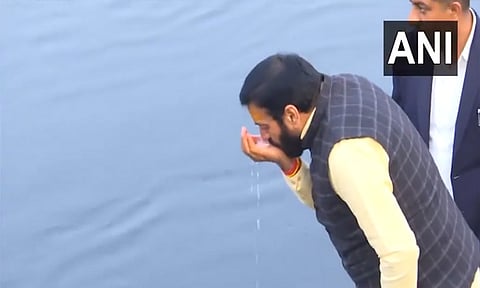 யமுனை நதி நீரை குடிப்பதுபோல் அரியானா முதல்-மந்திரி நாடகம் - ஆம் ஆத்மி குற்றச்சாட்டு