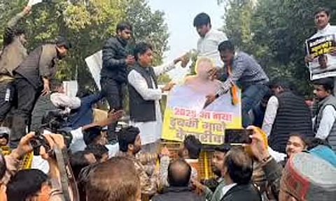 யமுனை நதி விவகாரம்: அரவிந்த் கெஜ்ரிவாலுக்கு எதிராக காங்கிரஸ் போராட்டம்