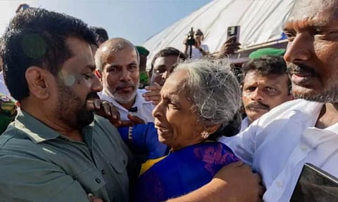 இலங்கையில் ராணுவம் கைப்பற்றிய தமிழர்களின் நிலம் திருப்பி ஒப்படைக்கப்படும் - இலங்கை அதிபர் உறுதி