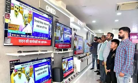 மத்திய பட்ஜெட்: எந்தெந்த பொருட்கள் விலை கூடும், எவையெல்லாம் குறையும்? முழு விவரம்