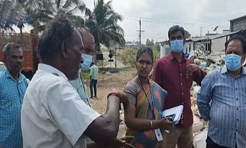 திருப்பூரில் மருத்துவ கழிவுகளுடன் வந்த கேரள லாரி சிறை பிடிப்பு