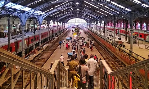 எழும்பூர் ரெயில் நிலையத்தில் மின்சார ரெயில் டிக்கெட் எடுக்க பரிதவிக்கும் பயணிகள்