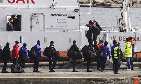 அல்பேனியாவில் இருந்து இத்தாலிக்கு கொண்டு செல்லப்பட்ட அகதிகள்