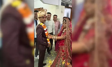 உணவு இல்லாததால் ஏற்பட்ட தகராறு: போலீஸ் நிலையத்தில் நடைபெற்ற திருமணம்