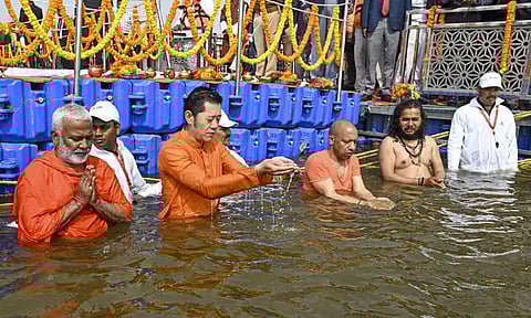 மகா கும்பமேளா.. திரிவேணி சங்கமத்தில் புனித நீராடிய பூடான் மன்னர்