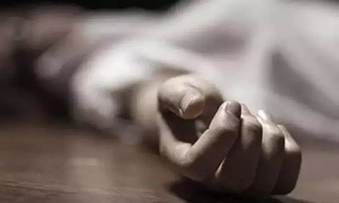 உத்தர பிரதேசத்தில் மகளை அடித்துக்கொன்று விஷம் குடித்த தந்தை