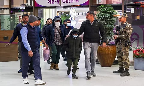 அமெரிக்காவில் இருந்து நாடு கடத்தல்: குஜராத்தை சேர்ந்த 33 பேர் அகமதாபாத் வந்தனர்