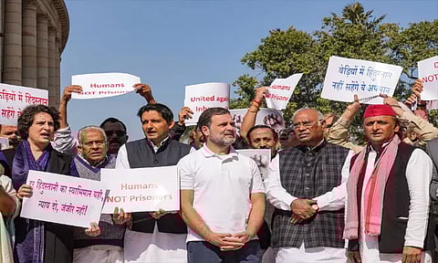 நாடாளுமன்ற வளாகத்தில் எதிர்க்கட்சி எம்.பி.க்கள் போராட்டம்