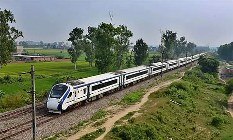 வந்தே பாரத் ரெயில்களில் பயணத்தின்போது உணவு பெறலாம் - ரெயில்வே வாரியம் அறிவிப்பு