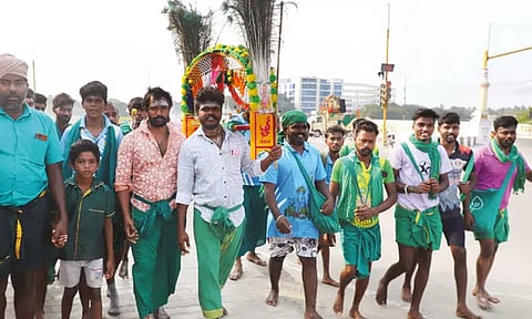 தைப்பூசத்திருவிழா; திருச்செந்தூருக்கு பாதயாத்திரை செல்லும் பக்தர்கள்