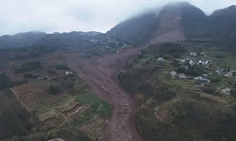 சீனாவில் நிலச்சரிவு: காணாமல் போன 30 பேரை தேடி வரும் மீட்புக் குழுவினர்