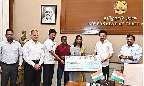 தமிழக கிரிக்கெட் வீராங்கனை கமலினிக்கு ரூ.25 லட்சம் ஊக்கத்தொகை.. முதல் - அமைச்சர் மு.க.ஸ்டாலின் வழங்கினார்