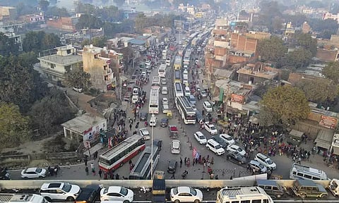 மகா கும்பமேளாவில் நீராட வரும் பக்தர்கள்: 300 கி.மீ தூரம் கடும் போக்குவரத்து நெரிசல்