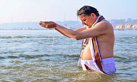 மகா கும்பமேளாவில் புனித நீராடிய உத்தரகாண்ட் முதல்-மந்திரி