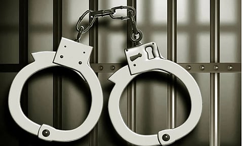 குழந்தைகள் முன்பு ஆபாச புகைப்படம் எடுத்த போலீஸ் தம்பதி கைது