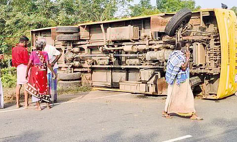 பள்ளி வேன் சாலையோரம் கவிழ்ந்து விபத்து - 12 மாணவர்கள் காயம்
