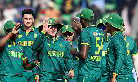 பீல்டிங் செய்ய களத்திற்கு வந்த தென் ஆப்பிரிக்க பயிற்சியாளர்.. வீடியோ வைரல்