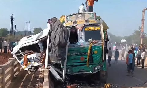கும்பமேளாவில் இருந்து திரும்பிய போது விபத்து: லாரி- மினி பஸ் மோதி 7 பேர் பலி