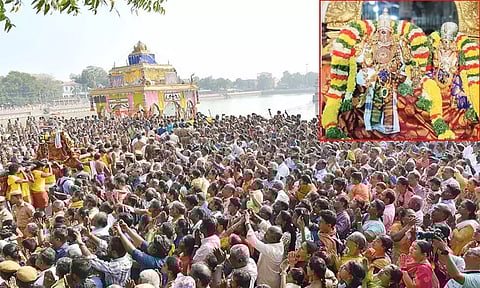 மதுரை தெப்பத் திருவிழா.. தெப்பத்தில் வலம் வந்து அருள்பாலித்த மீனாட்சி-சுந்தரேஸ்வரர்