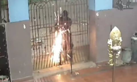 முருகன் கோவில் பூட்டை உடைத்த திருடர்கள்... வீடியோ