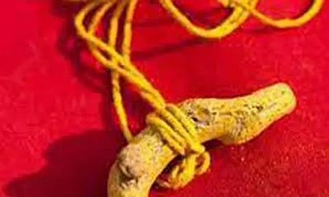 கழுத்தில் தாலியுடன் பள்ளிக்கு வந்த 9-ஆம் வகுப்பு மாணவி! ஆசிரியர்கள் அதிர்ச்சி