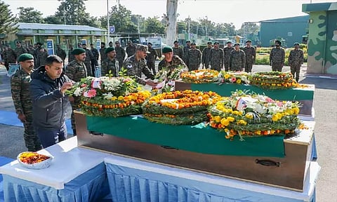 ஜம்மு குண்டுவெடிப்பில் உயிரிழந்த வீரர்களுக்கு அஞ்சலி