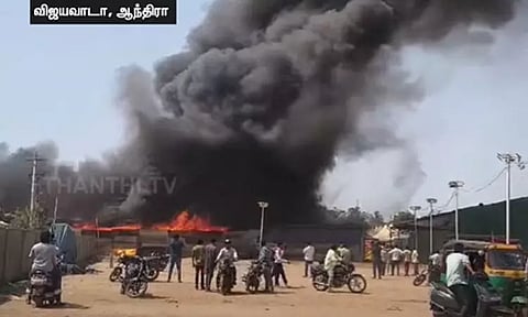 ஆந்திர பிரதேசம்: பொருட்காட்சியில் தீ விபத்து - சிலிண்டர்கள் வெடித்து சிதறியதால் பரபரப்பு