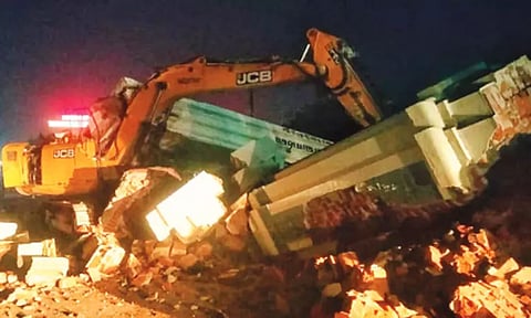 மதுரை மாட்டுத்தாவணி ஆர்ச் இடிக்கும்போது தூண் விழுந்து ஜே.சி.பி ஆபரேட்டர் பலி