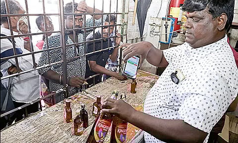 டாஸ்மாக் கடைகளில் பில் போட்டு மது விற்பனை - கூடுதல் விலைக்கு விற்பதை தடுக்க நடவடிக்கை