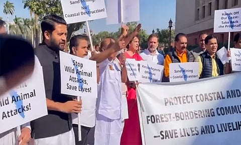 நாடாளுமன்ற வளாகத்தில் காங்கிரஸ் எம்.பி.க்கள் போராட்டம்