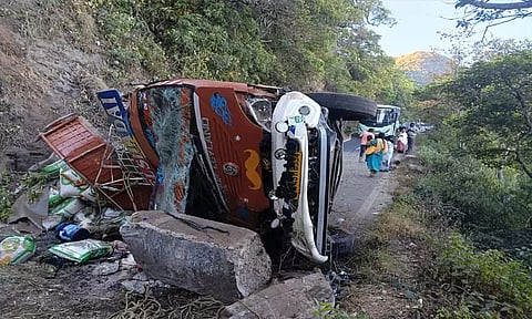 கூடலூரில் - ஊட்டி செல்லும் தேசிய நெடுஞ்சாலையில் சரக்கு லாரி கவிழ்ந்து விபத்து