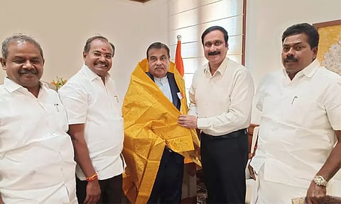 நிதின் கட்கரியுடன் அன்புமணி ராமதாஸ் சந்திப்பு: தமிழக திட்டங்களை விரைந்து செயல்படுத்த வலியுறுத்தல்