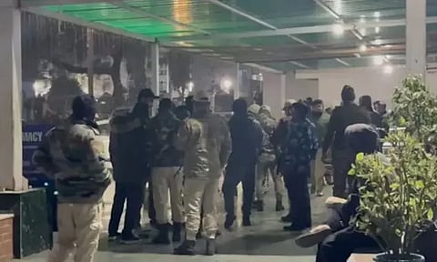 மணிப்பூரில் 2 வீரர்களை சுட்டுக்கொலை செய்துவிட்டு சிஆர்பிஎப் வீரர் தற்கொலை