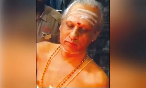 திருநள்ளாறு சனீஸ்வரர் கோவில் பெயரில் போலி இணையதளம்: அர்ச்சகர் கைது