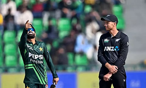 முத்தரப்பு ஒருநாள் தொடர் இறுதிப்போட்டி: டாஸ் வென்ற பாகிஸ்தான் பேட்டிங் தேர்வு