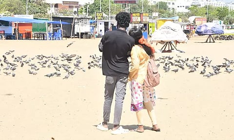 காதலர் தின கொண்டாட்டம்: மெரினா கடற்கரையில் காதலர்கள் உற்சாகம்