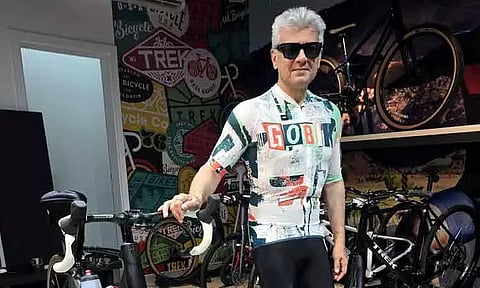 ரேஸுக்கு தீவிரமாக தயாராகும் அஜித்.. வைரலாகும் புகைப்படம்