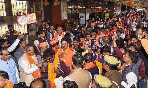 காசி தமிழ்ச் சங்கமத்தில் பங்கேற்க சென்ற தமிழர்களுக்கு வாரணாசியில் உற்சாக வரவேற்பு