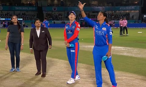 மகளிர் பிரீமியர் லீக்; மும்பைக்கு எதிராக டாஸ் வென்ற டெல்லி பந்துவீச்சு தேர்வு